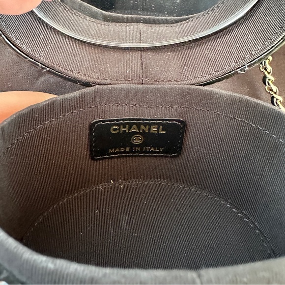 Patent quilted mini COCO Chanel round vanity shoulder bag - Picture 3 of 11